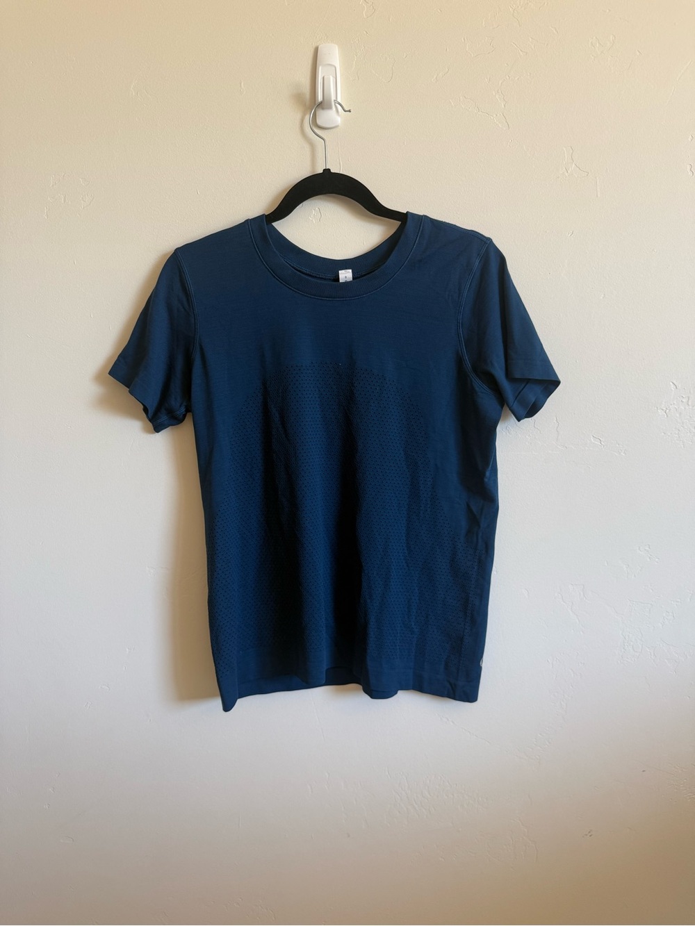 Lululemon Size 8 Blue Seamless Mesh Ventilated Short Sleeve Active Top